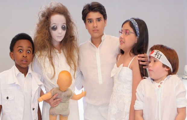 Ana Lyvia com elenco de Carrossel