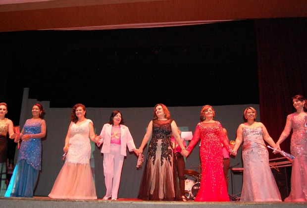 Mulheres Que Já Passaram Por Tratamento de Câncer de Mama Participaram de um Desfile